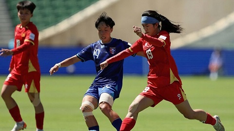 Simone Inzaghi celebrating with his Inter Milan players after beating Barcelona.
